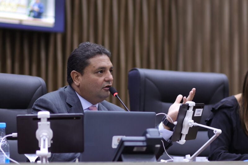 (Foto: Divulgação / CMM) Presidente da CMM, Caio André, anuncia a instauração da CPI da Semcom