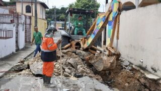 Seminf recupera drenagem em rua no Japiim após formação de cratera e interdição da via