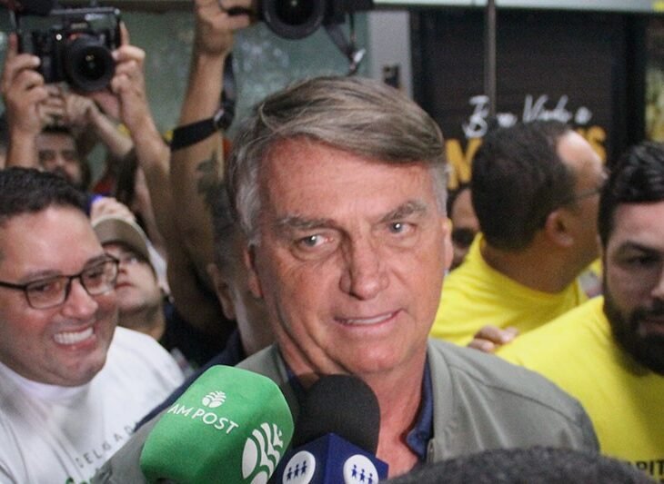 Bolsonaro é alvo de operação e usará tornozeleira