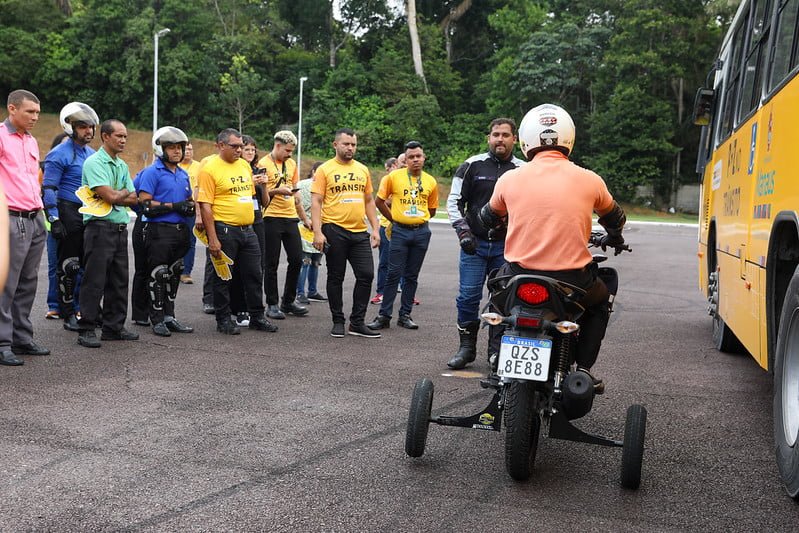 Ação Educativa: motoristas de transporte vivenciam riscos dos motociclistas no trânsito