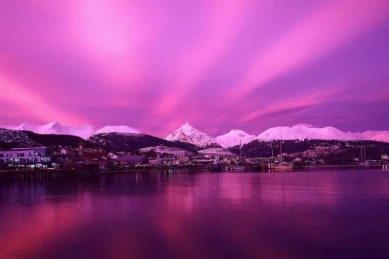 Aurora boreal dá espetáculo pelo mundo durante tempestade solar