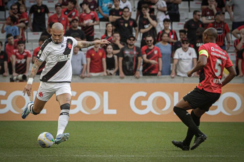 Com um a menos desde os 15 minutos do 1º tempo, Vasco perde para o Athletico-PR