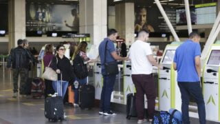 Com voos cancelados, aeroporto de Porto Alegre permanece fechado