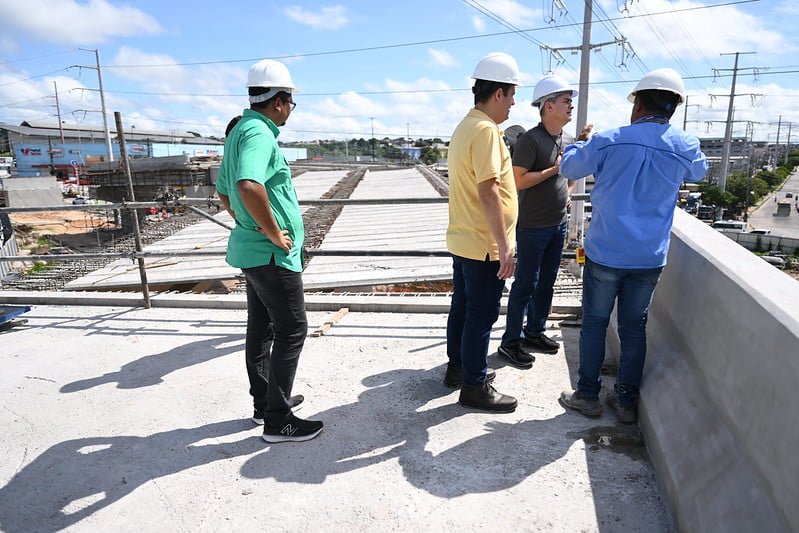 O avanço das obras do complexo viário Rei Pelé, está com 50% do viaduto concluído (Foto: Dhyeizo Lemos/Semcom) David Almeida vistoria avanço nas obras do complexo viário Rei Pelé