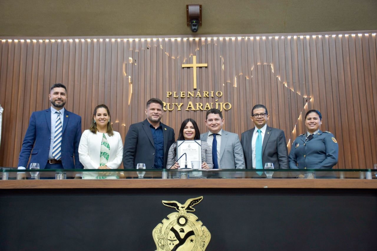 Delegada Débora Mafra foi homenageada no plenário Ruy Araújo da Assembleia Legislativa do Estado do Amazonas - Foto: Mauro Smith Delegada Débora Mafra é homenageada com Medalha Ruy Araújo, por iniciativa do deputado João Luiz
