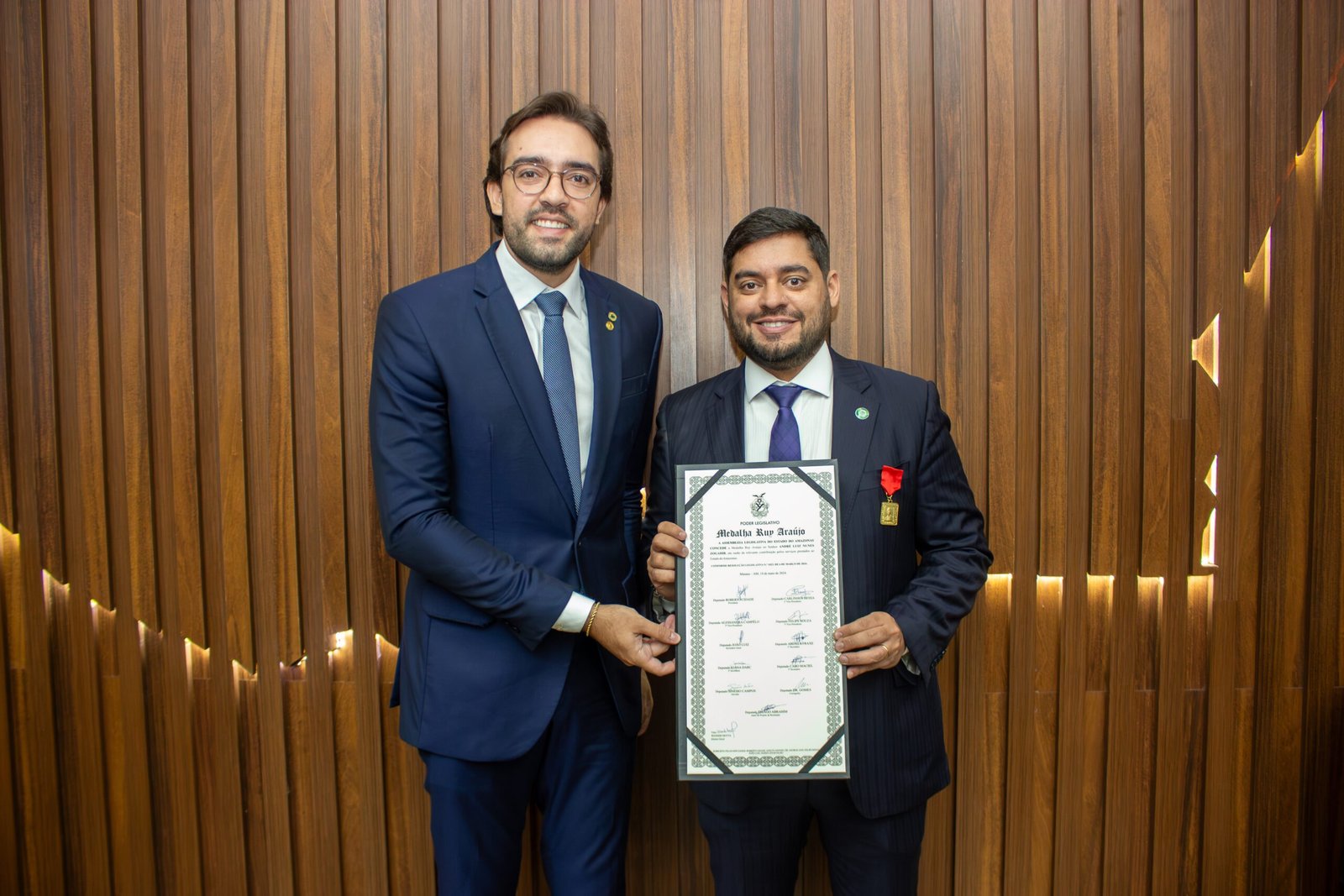 Deputado Thiago Abrahim homenageia reitor da UEA com Medalha Ruy Araújo na Aleam