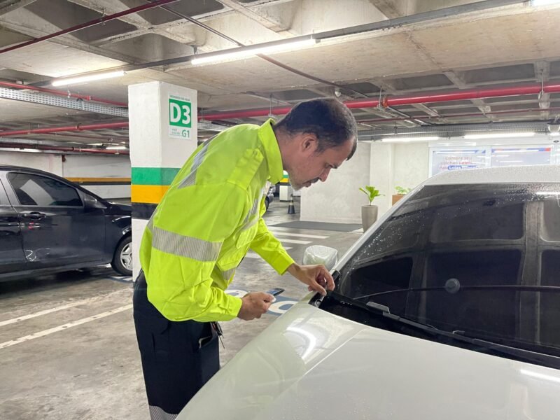 Fiscalização no estacionamento de shoppings da zona Leste de Manaus (Foto: Divulgação/IMMU) IMMU fiscaliza o uso de vagas especiais em shopping na Zona Leste de Manaus