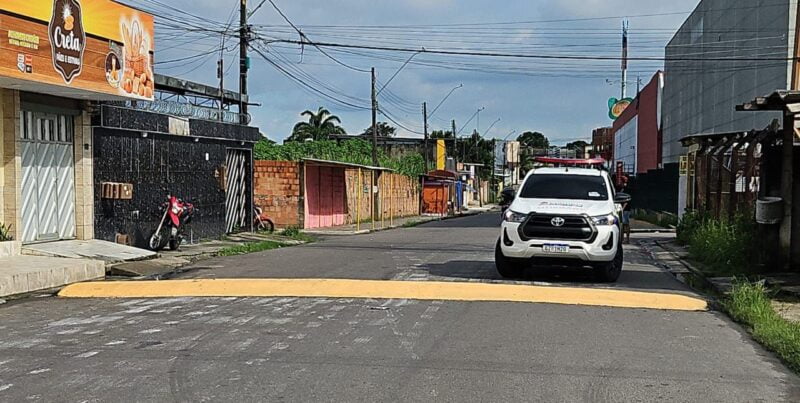 Lombada na avenida Creta recebe nova pintura e sinalização vertical do IMMU