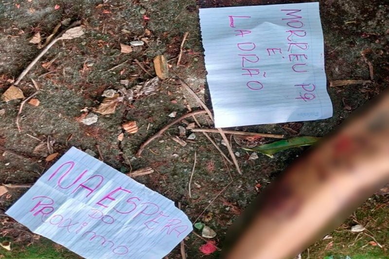 Bilhetes foram deixados ao lado do corpo (Foto: Divulgação) Morador de rua é encontrado morto com corte na garganta em Manaus