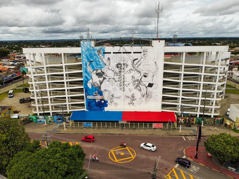 Mural do Bumbódromo 2024, intitulado “Patrimônio em Festa” (Foto: Mauro Neto/Secom) Novo Mural do Bumbódromo já está em fase final de produção