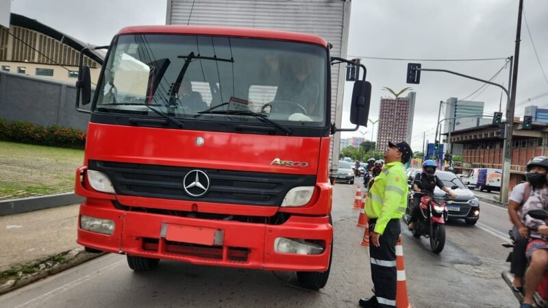 Fiscalização (Foto: Divulgação/IMMU) Operação monitora veículos pesados na avenida Constantino Nery
