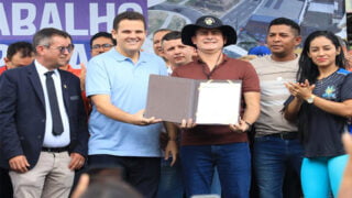 Prefeito assina ordem de serviço para reforma de praça e quadra no Armando Mendes