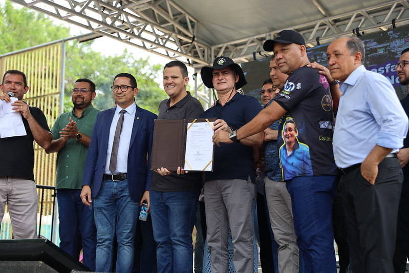 Prefeito assina ordem de serviço para reforma do campo de areia e quadra do Núcleo 16 na Cidade Nova