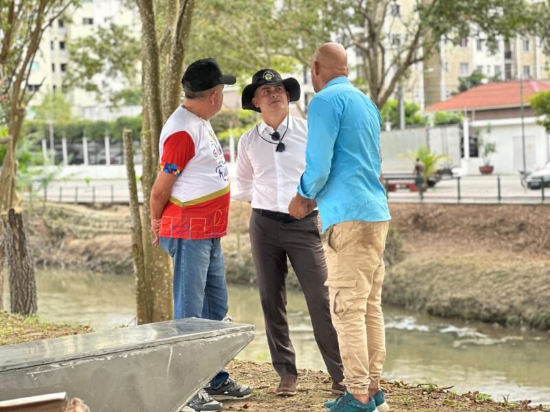 David Almeida, fiscalizou a instalação de uma nova ecobarreira no Passeio do Mindu (Foto: Bruna Nogueira/Semulsp) Prefeito fiscaliza instalação de nova ecobarreira no Passeio do Mindu em Manaus