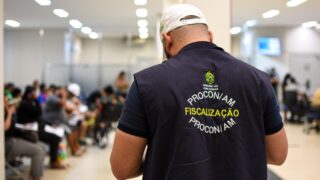 Procon-AM autua agência bancária no Educandos por descumprimento da Lei das Filas