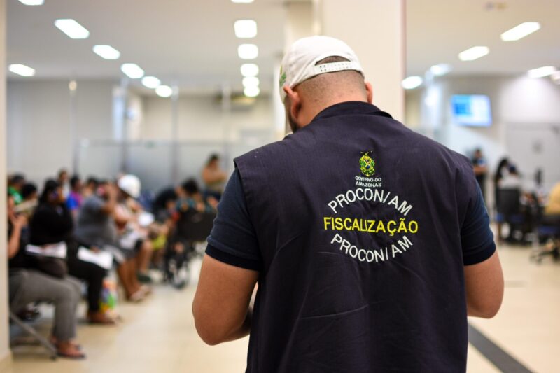 Procon-AM autua agência bancária no Educandos por descumprimento da Lei das Filas