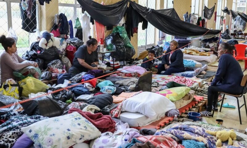 O governo do estado também planeja oferecer aluguel social e criar abrigos temporários (Foto: Rafa Neddermeyer/Agência Brasil) Rio Grande do Sul construirá “cidades temporárias” para desabrigados das enchentes