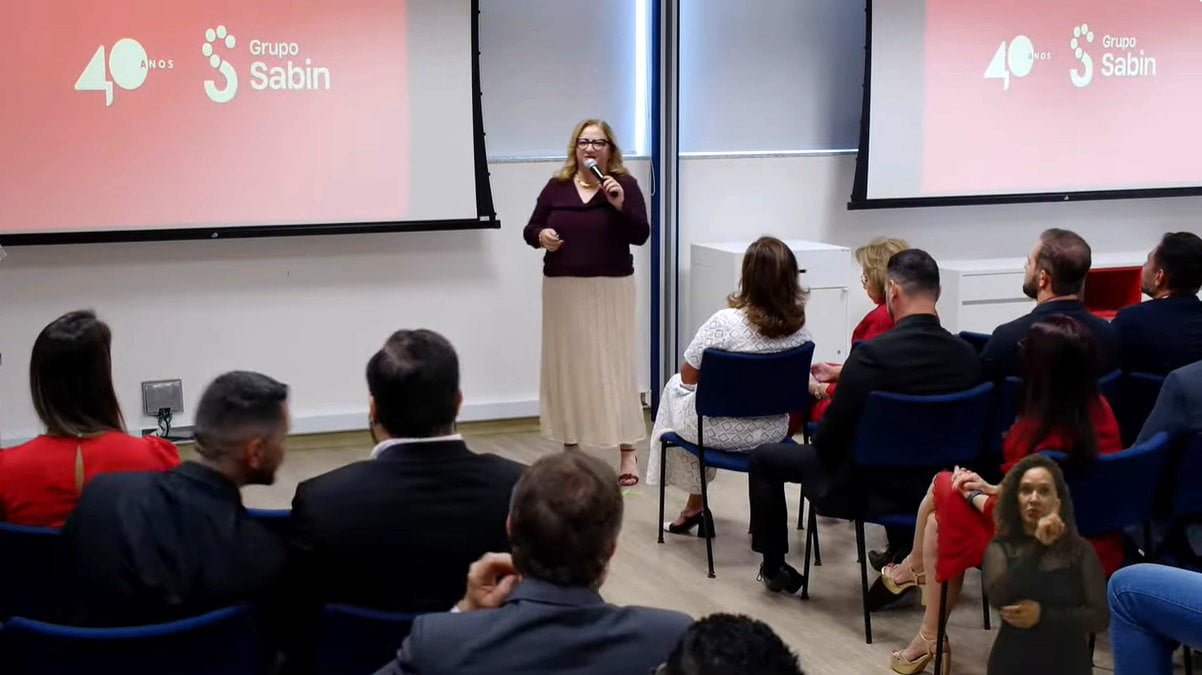 Lídia Abdalla, presidente-executiva do Sabin, apresentando o novo relatório de sustentabilidade da empresa, que acaba de completar 40 anos - fotos: divulgação Sabin atinge 45% de consumo de energia renovável, triplicando metas de sustentabilidade
