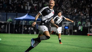 Série A: Vasco vence o Vitória e deixa zona de rebaixamento