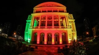 Teatro Amazonas recebe iluminação com as cores da bandeira do Rio Grande do Sul