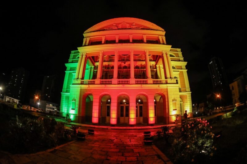 Iluminação do Teatro Amazonas (Foto: Marcely Gomes/SEC-AM) Teatro Amazonas recebe iluminação com as cores da bandeira do Rio Grande do Sul