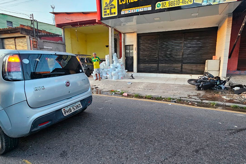 Jovem fica gravemente ferido após acidente na zona oeste de Manaus