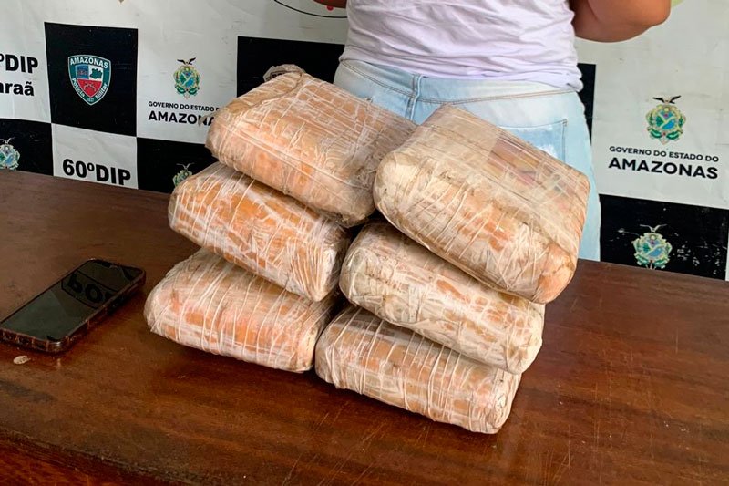 Droga apreendida com Rosimar Moreira de Oliveira (Foto: Divulgação/PC-AM) Após denúncias, mulher é presa com maconha no porto de Maraã