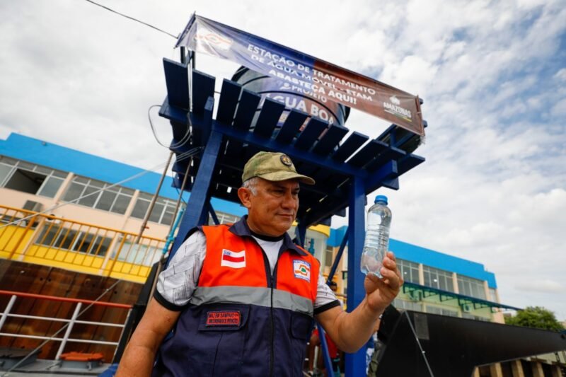 Major Sampaio, comandante da Operação (Foto: Mauro Neto/Secom) Defesa Civil do Amazonas disponibiliza água potável para a população durante evento