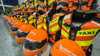 Detran-AM entrega 350 kits de segurança para mototaxistas, em Manicoré