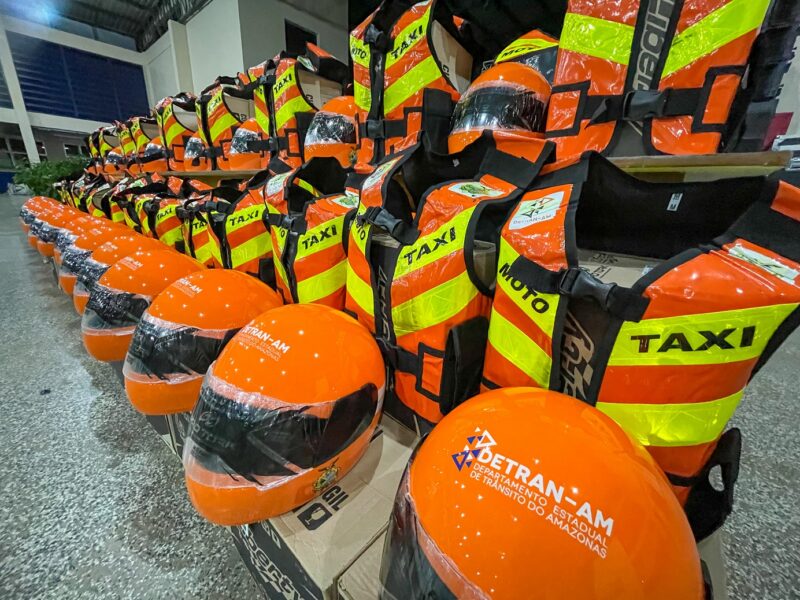Detran-AM entrega 350 kits de segurança para mototaxistas, em Manicoré