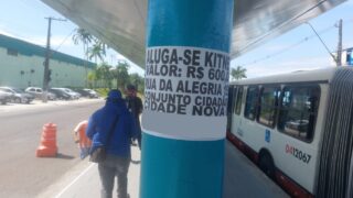 Empresa vandaliza plataforma de ônibus revitalizada pela prefeitura