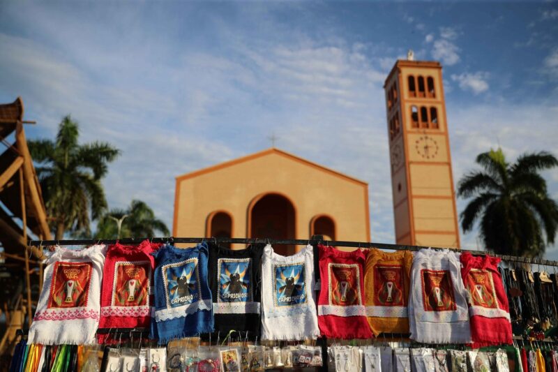 Festival de Parintins: Ilha dividida em azul e vermelho encanta turistas