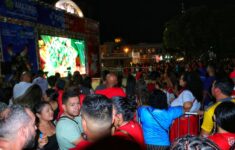 Largo São Sebastião: mais de 1,5 mil torcedores prestigiam a transmissão do Festival de Parintins