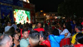 Largo São Sebastião: mais de 1,5 mil torcedores prestigiam a transmissão do Festival de Parintins