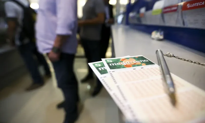 O prêmio principal acumulou em R$ 100 milhões para o próximo sorteio (Foto: Marcelo Camargo/Agência Barasil) Mega-sena acumula novamente e prêmio vai a R$ 100 milhões