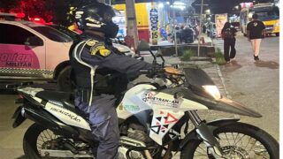 Operação policial retira veículos irregulares das ruas do bairro Cidade de Deus