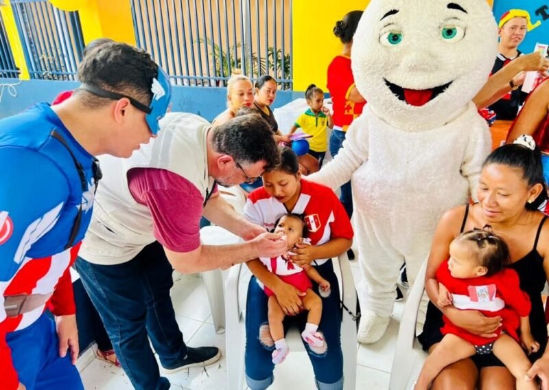 Vacinação contra a poliomielite (Foto: Divulgação/FVS/RCP) Poliomielite: pais e responsáveis são convocados para vacinação das crianças