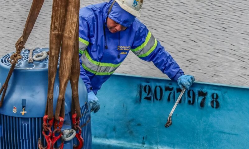 Sistemas foram afetados pela cheia recorde do Guaíba em maio (Foto: Rafa Neddermeyer/Agência Brasil) Porto Alegre tem 65% das estações de bombeamento de água funcionando