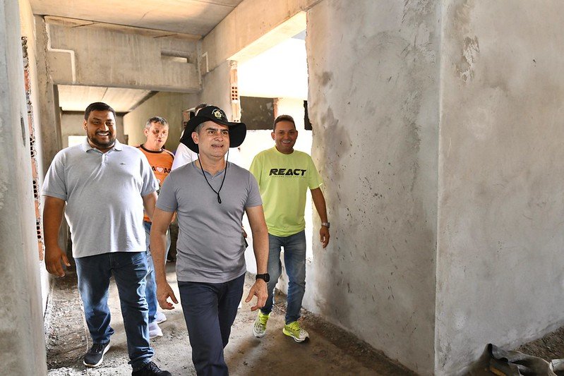 Prefeito David Almeida, durante vistoria na unidade (Foto: Dhyeizo Lemos/Semcom) Prefeitura amplia acesso de serviços de saúde básica com construção de novas USFs nas Zonas Leste e Oeste