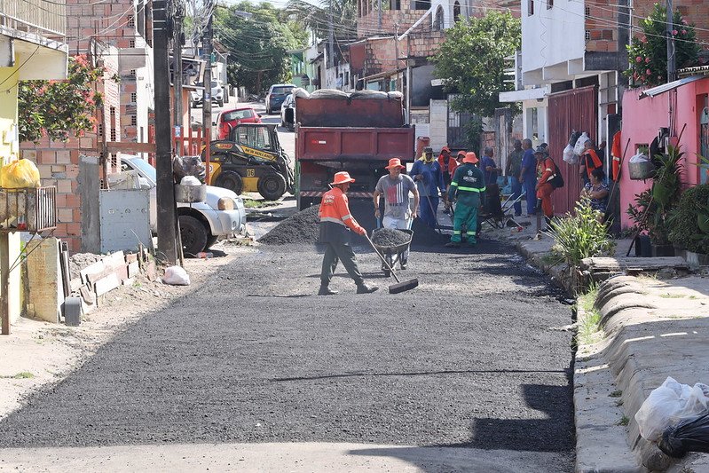 Aplicação do asfalto, nas ruas do bairro (Foto: Márcio Melo/Seminf) Prefeitura de Manaus recapeia ruas do bairro Zumbi dos Palmares, na zona Leste