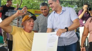 Prefeitura entrega mil registros de imóveis aos moradores do bairro Colônia Antônio Aleixo