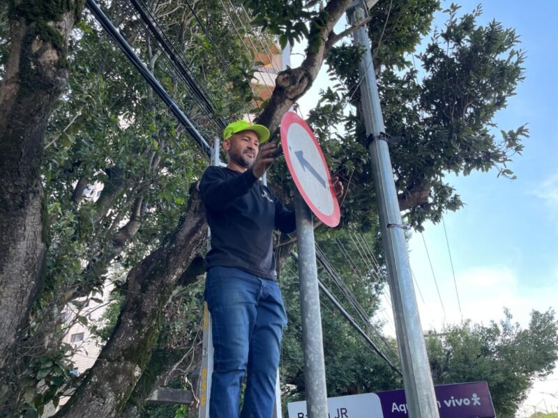 Foram substituída 20 placas de sinalização e outras foram ajustadas e limpas (Foto: Divulgação/IMMU) Prefeitura reforça sinalização vertical em avenida da Zona Centro-Sul de Manaus