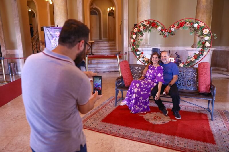 Casais apaixonados que estiveram celebrando o Dia dos Namorados (Foto: Marcely Gomes/SEC) Rádio do Amor no Dia dos Namorados encanta visitantes no Teatro Amazonas