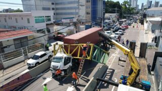 Prefeitura atua na av. João Valério após uma carreta ultrapassar o limitador de altura para veículos