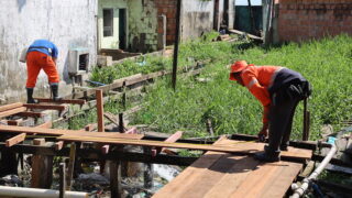 Seminf constrói ponte de madeira para moradores do Nova Esperança