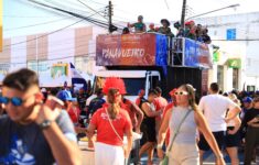 Trio Panavueiro leva boi-bumbá pelas ruas de Parintins pela primeira vez