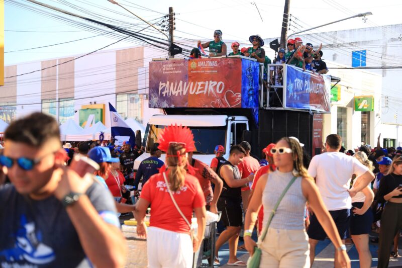 Trio Panavueiro leva boi-bumbá pelas ruas de Parintins pela primeira vez