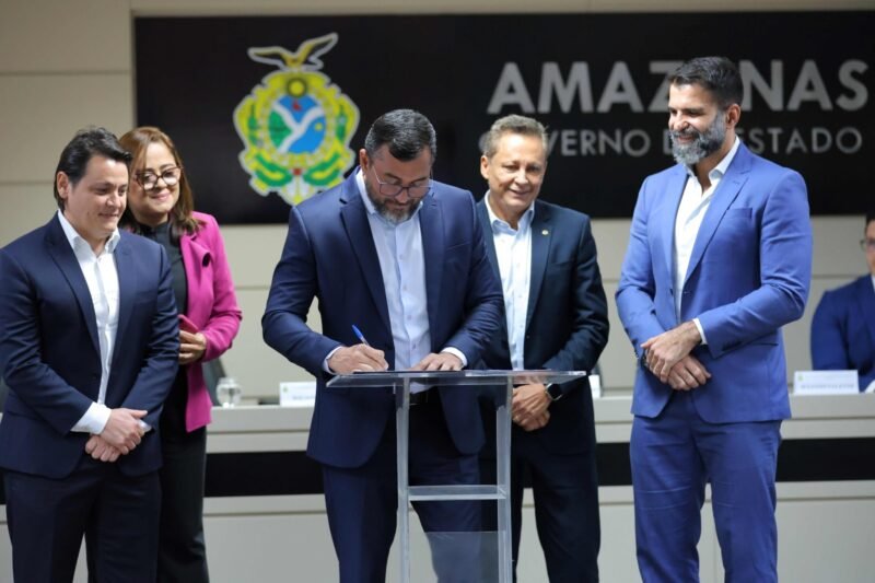 Wilson Lima assina pré-contrato para iniciar consultas públicas em áreas de projetos de REDD+ (Foto: Divulgação/Secom) Wilson Lima assina pré-contrato para geração de novos créditos de carbono no AM
