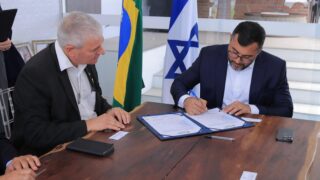 Wilson Lima recebe embaixador de Israel no Brasil e assina acordo de cooperação técnica