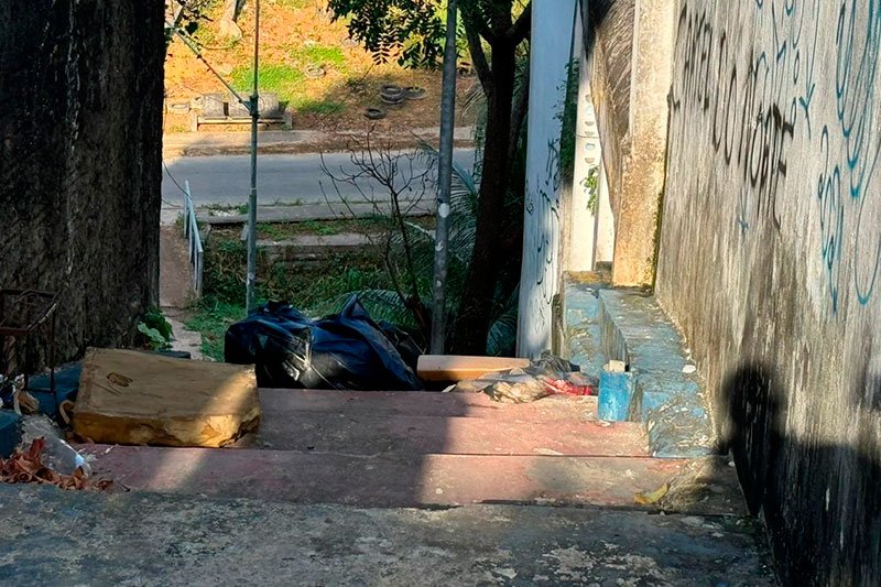 O corpo estava numa escadaria (Foto: Divulgação) AM: CV mata membro do PCC e deixa bilhete ao lado do corpo